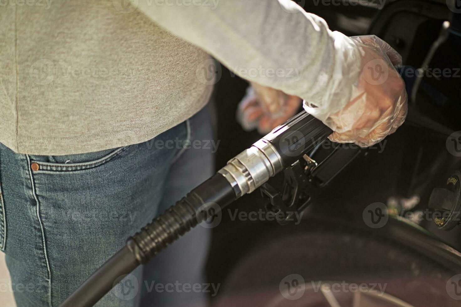 uomo a gas stazione Riempimento su auto con carburante. foto