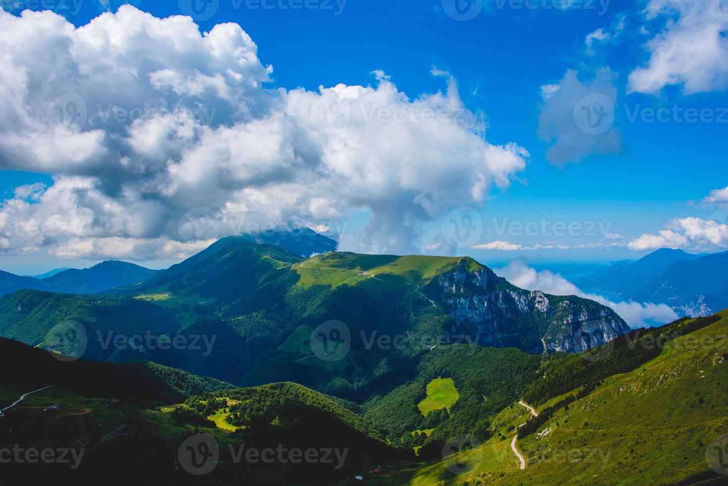 paesaggio al monte altissimo di nago a trento, italia foto