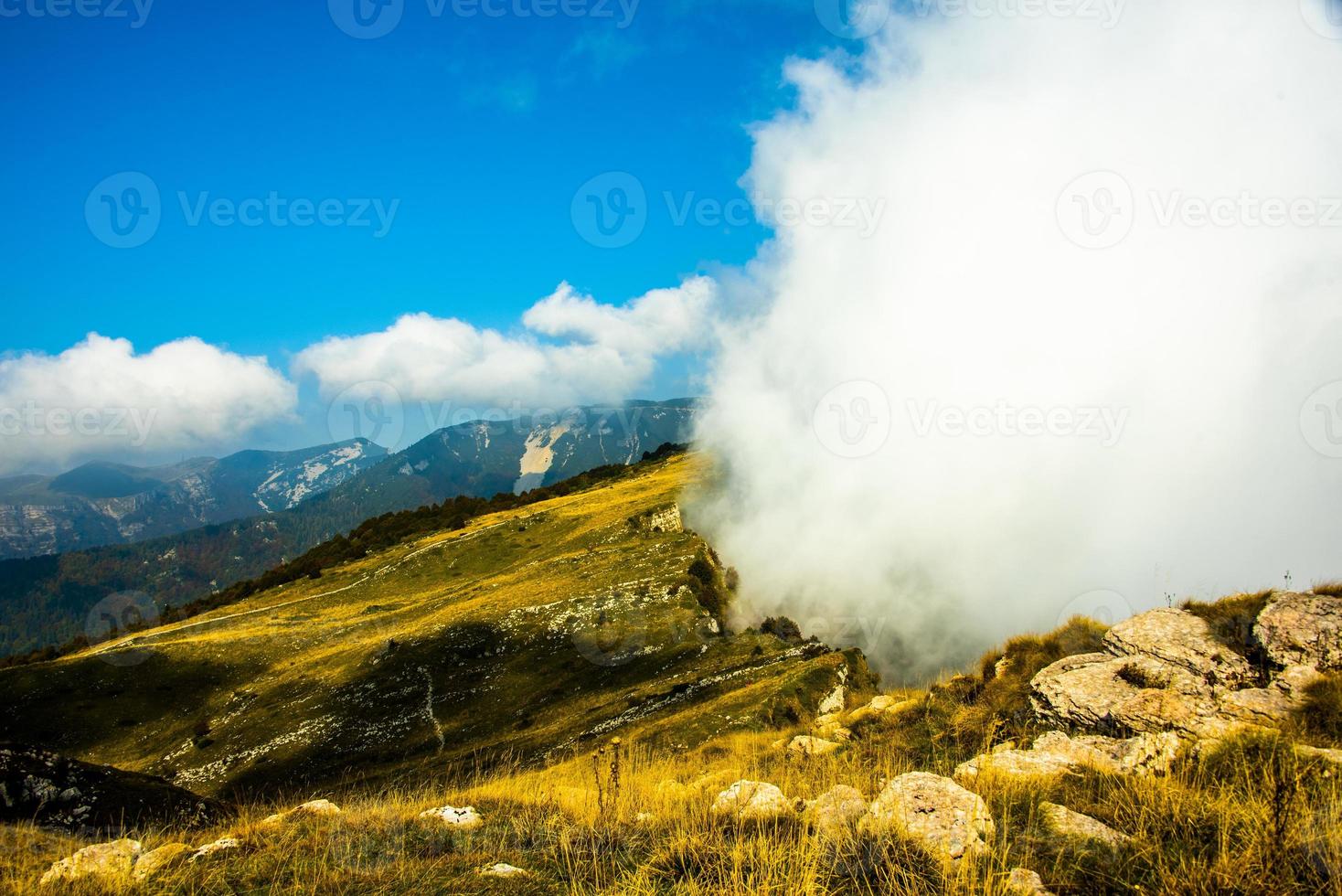 nuvole sopra le vette delle Prealpi foto