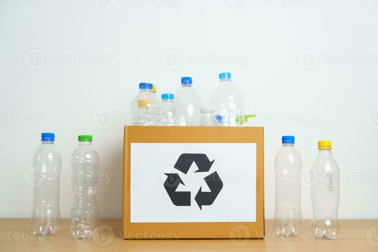 plastica bottiglia nel carta scatola a casa o ufficio. riciclare spazzatura ordinamento. plastica gratuito, ecologia, ambientale, inquinamento, smaltire raccolta differenziata, rifiuto gestione e spazzatura separazione concetto foto