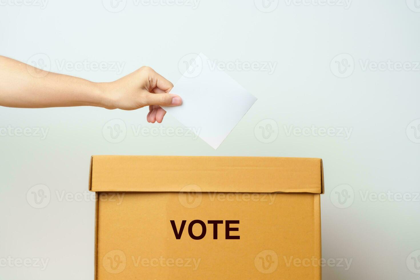 voto e democrazia concetto. uomo mano mettendo scrutinio nel elezione scatola, democrazia referendum per governo, Presidente e primo ministro votazione foto