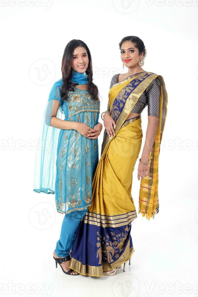 Due Sud est asiatico indiano gara etnico origine donna indossare indiano vestito costume condividi e salwar kameez multirazziale Comunità su bianca sfondo foto