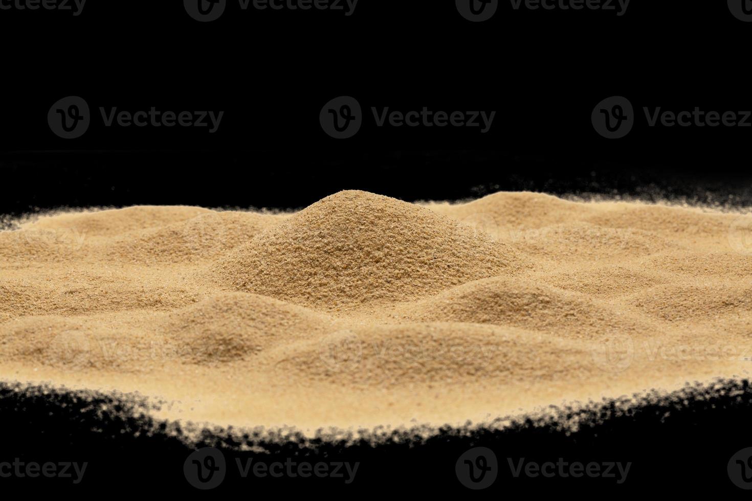 taglio della sabbia isolato sul nero foto