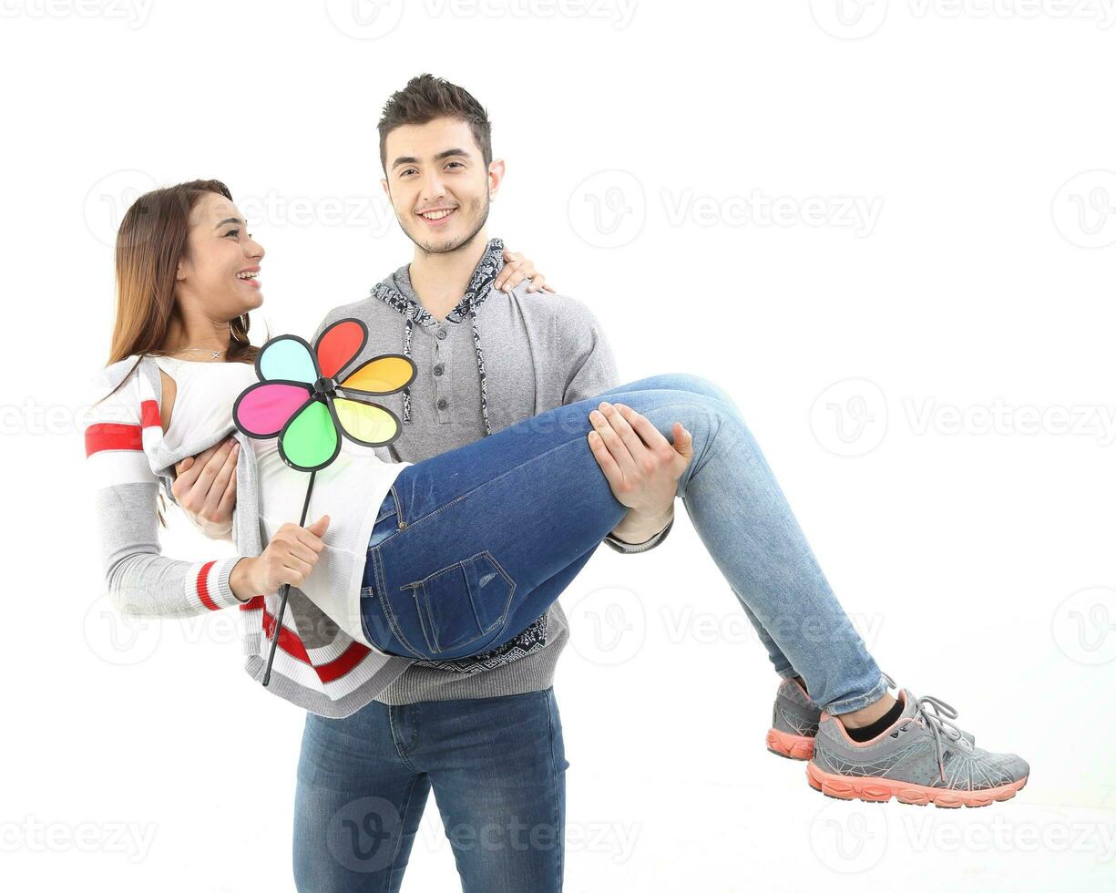 yong Sud est asiatico mezzo orientale caucasico gioventù uomo donna nel casuale vestito camminare parlare divertimento sedersi a tavolo libro taccuino penna il computer portatile computer studia pensare leggere su bianca sfondo foto