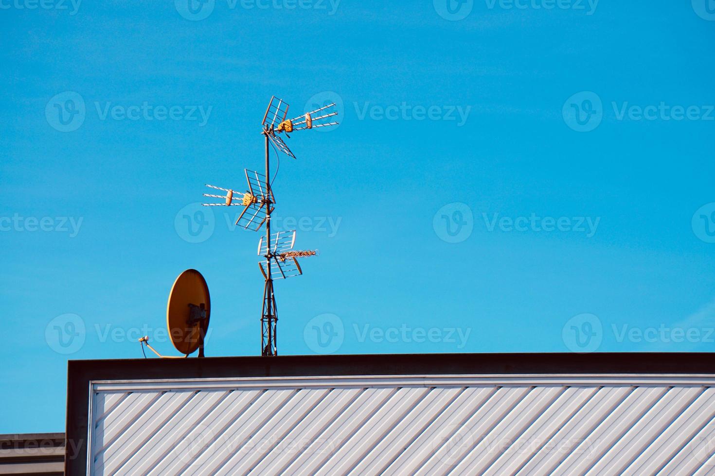 antena televisiva sul tetto della casa foto