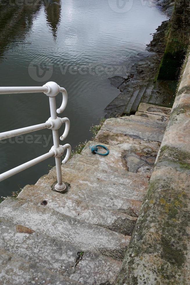 vecchie scale abbandonate nel porto foto