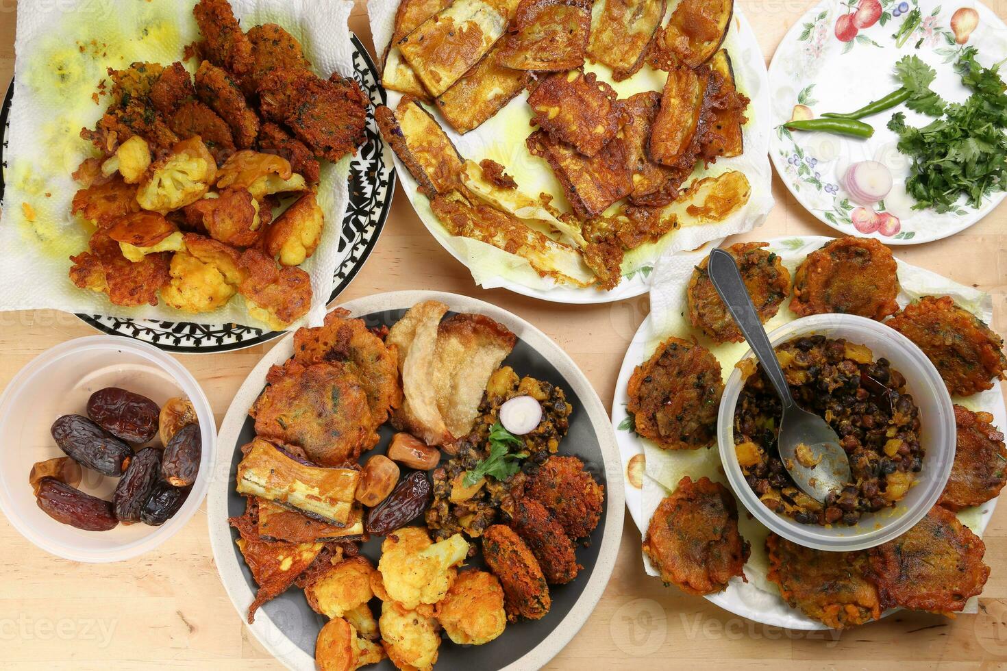 indiano bengalese porcile varietà più in forma in profondità fritte tanpura piaju pakoda malconcio cavolfiore melanzana Ravioli cola dal friggere date per iftar prima colazione merenda comfort cibo foto