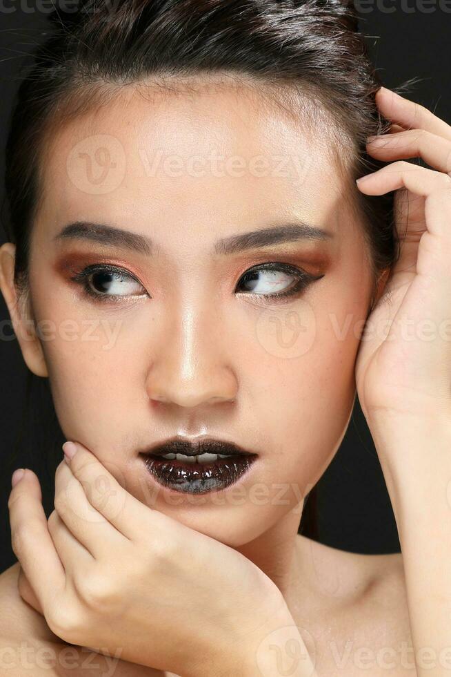 Sud est asiatico bellissimo giovane signora moda trucco cosmetico foto