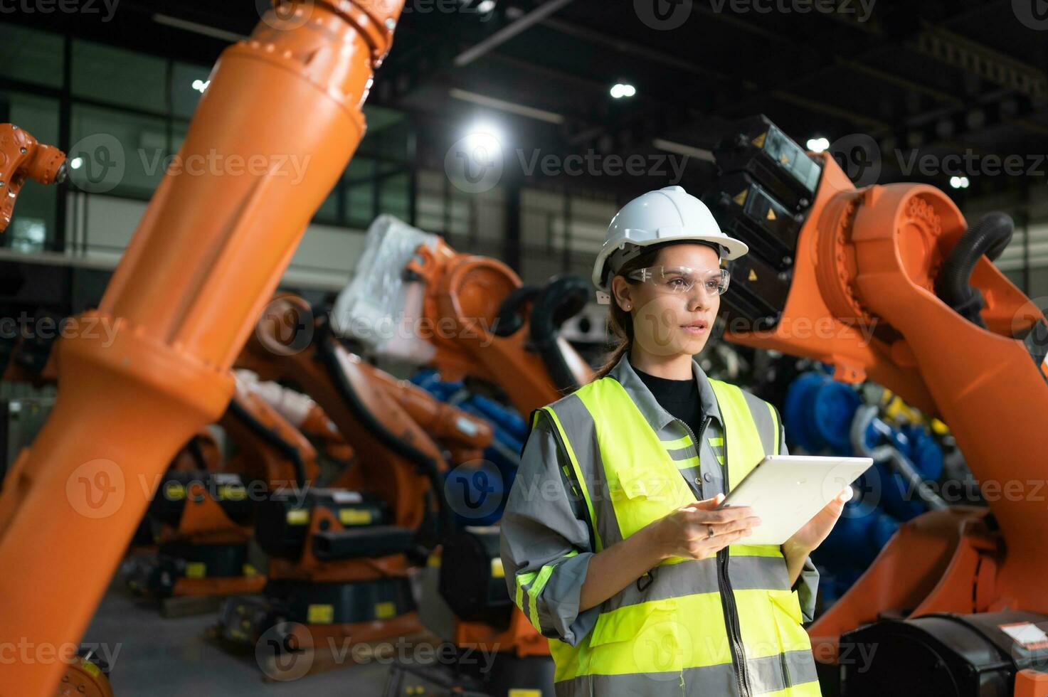 ritratto di femmina ingegnere con il missione di revisione, test, miglioramento Software e calibrare robotica braccio. foto