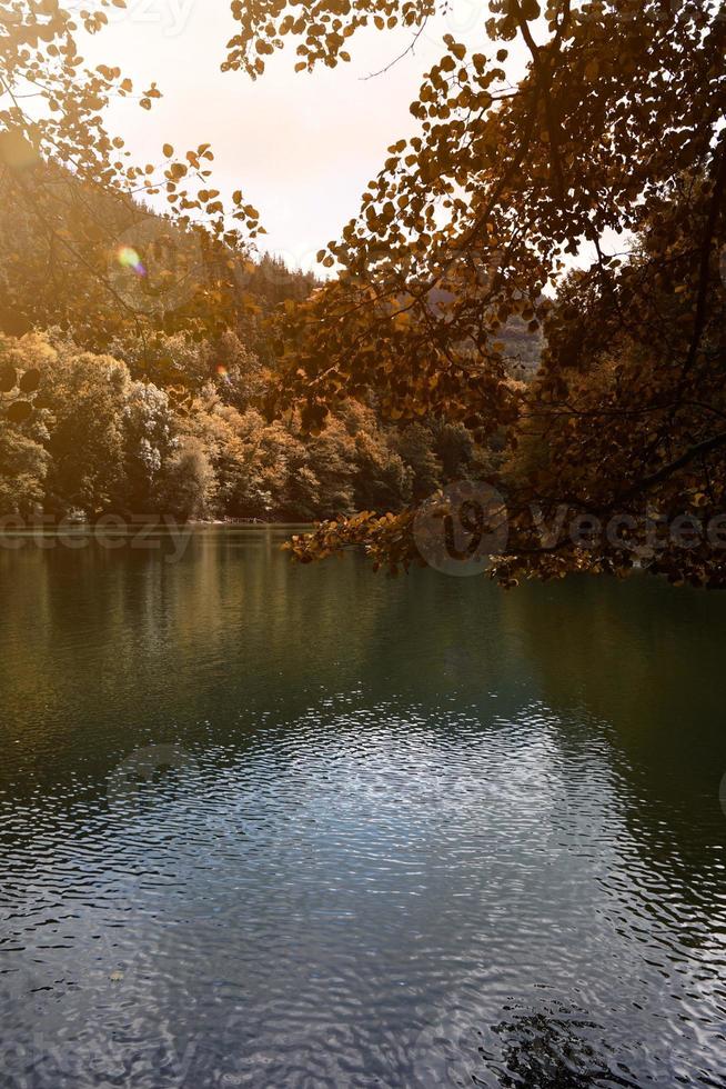 lago di montagna a bilbao in spagna foto