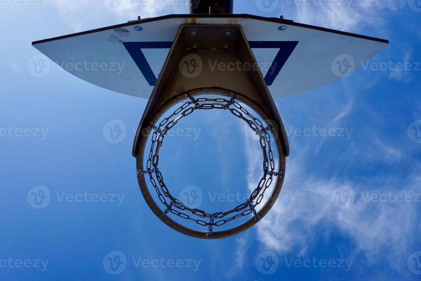 canestro da basket di strada e cielo blu foto