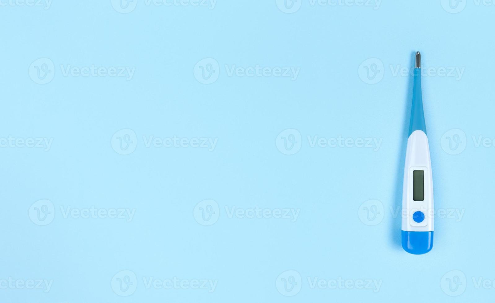 termometro elettronico su sfondo blu con copia spazio foto