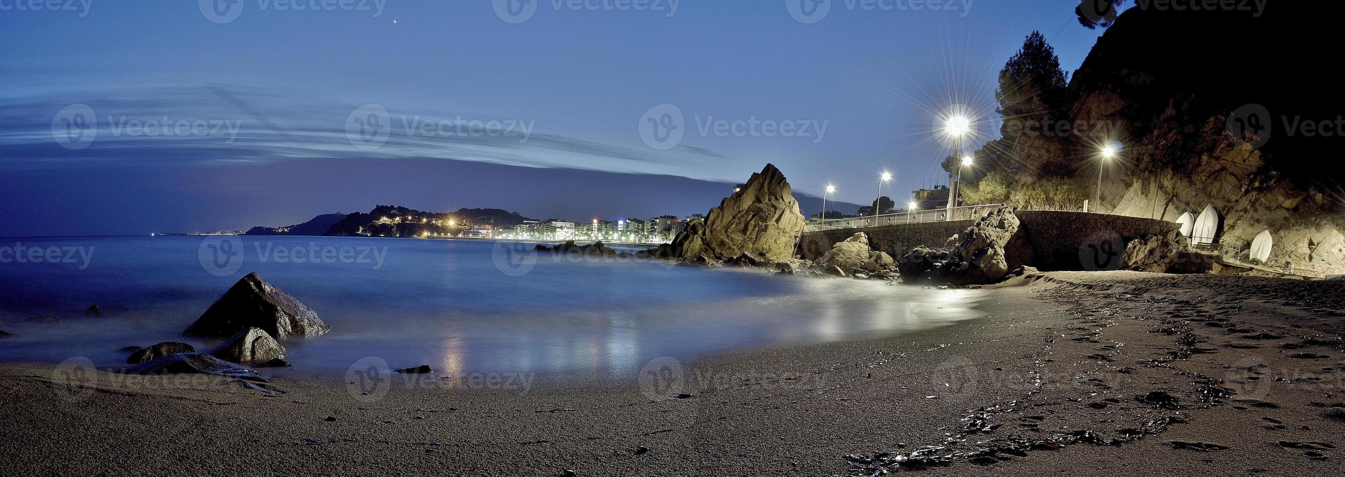 spiaggia di fronte al mare di notte a lloret de mar foto