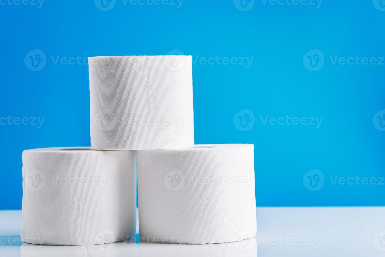rotoli di carta igienica su sfondo blu foto