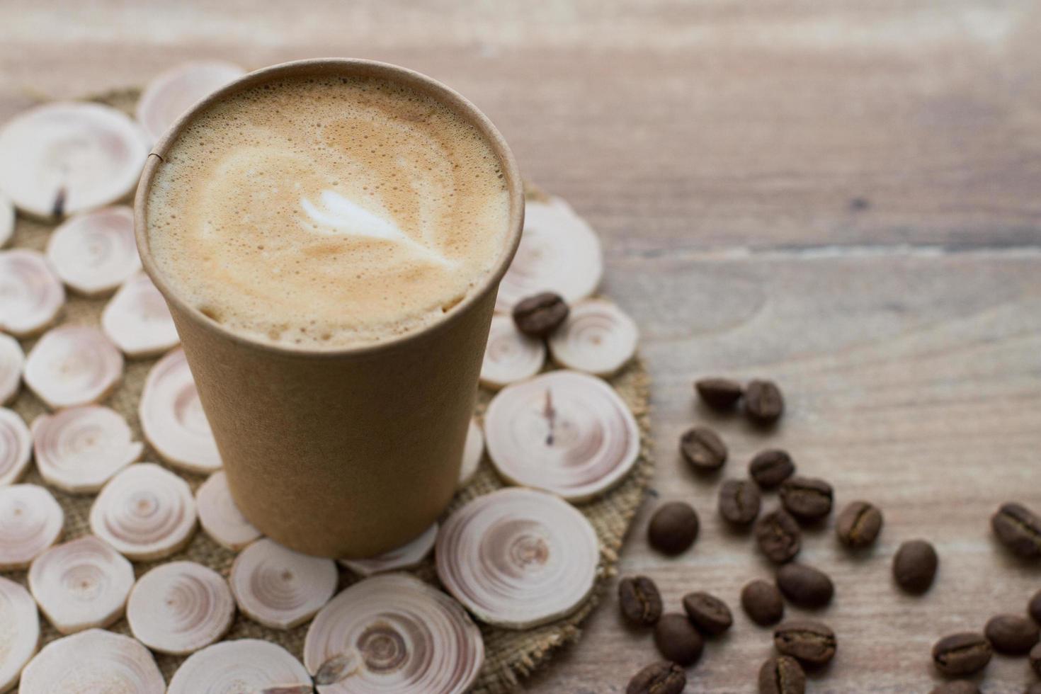 caffè in tazza di carta da asporto foto