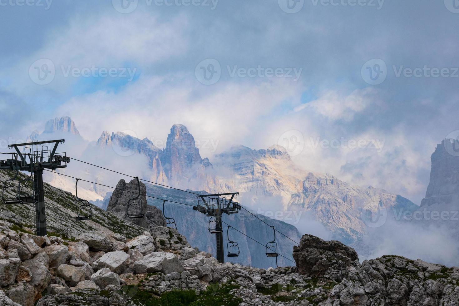 nuvole sopra le vette delle dolomiti foto