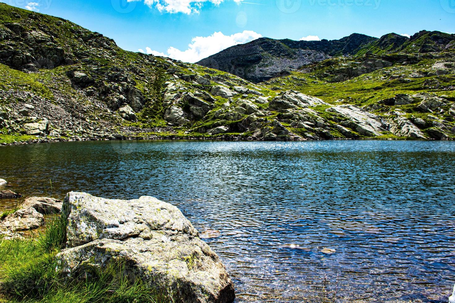 laghetto di montagna nei pressi del passo magna foto