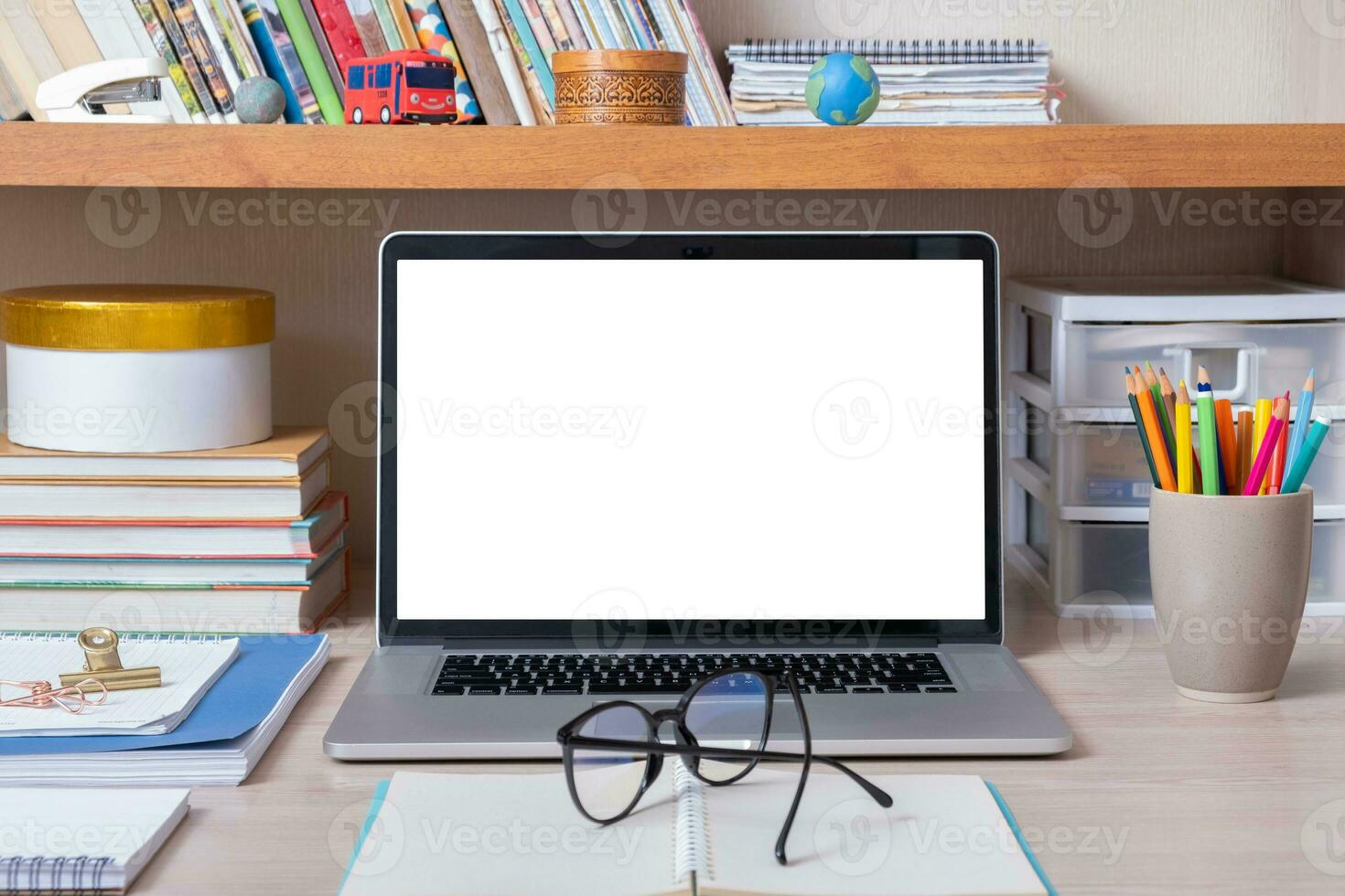 il computer portatile su del desktop con vuoto schermo nel figli di camera. ragazzo formazione scolastica modello, modello foto