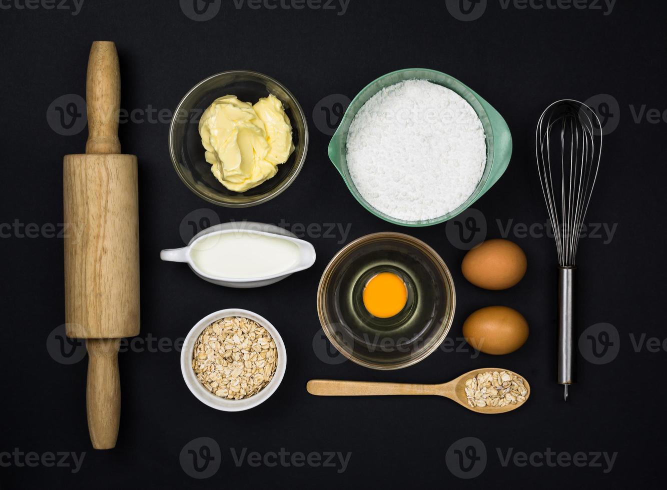 strumenti e ingredienti per la pasta su sfondo nero foto