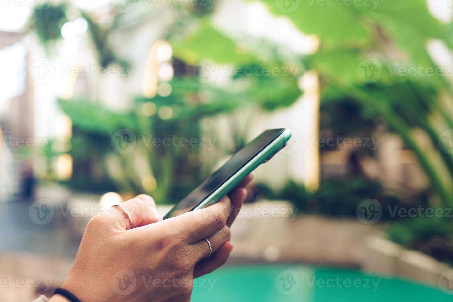 mano della donna che utilizza smartphone per fare comunicazione di rete sociale di affari di lavoro foto