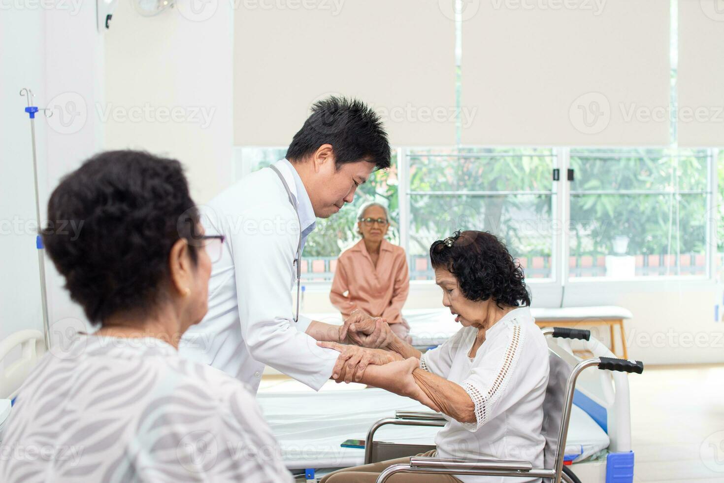 assistenza infermieristica casa cura concetto. un' gruppo di anziano persone nel assistenza infermieristica le case incontro con assistenza infermieristica cura assistenti foto