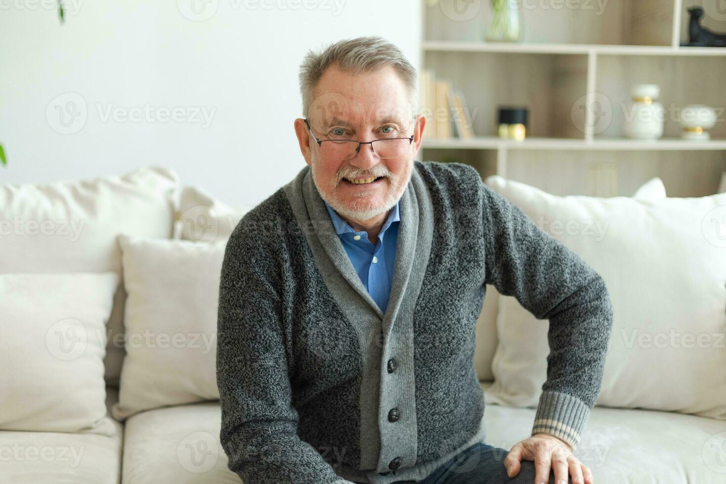 fiducioso elegante mezzo anziano anziano uomo a casa. più vecchio maturo 70s uomo sorridente. contento attraente anziano barba nonno guardare telecamera vicino su viso colpo alla testa ritratto. contento le persone. foto