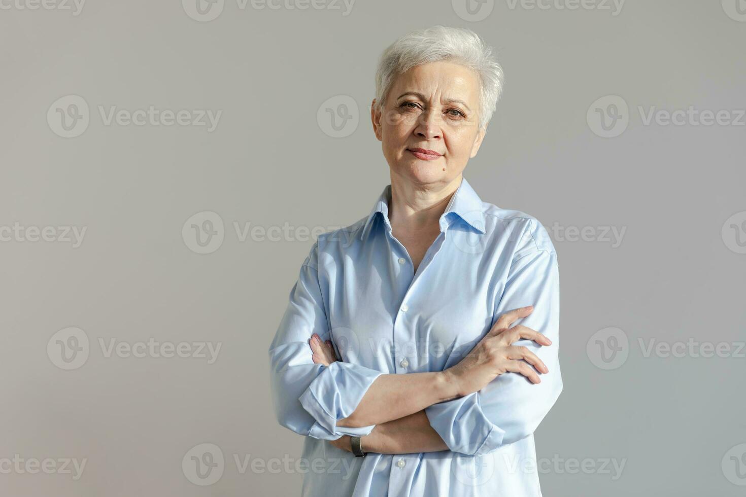 fiducioso elegante europeo mezzo anziano anziano donna. più vecchio maturo 60s signora sorridente nel bianca sfondo. contento attraente anziano femmina guardare telecamera vicino su viso colpo alla testa ritratto. contento le persone. foto