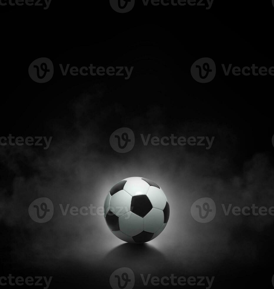 calcio palla con su nero sfondo con Fumo foto