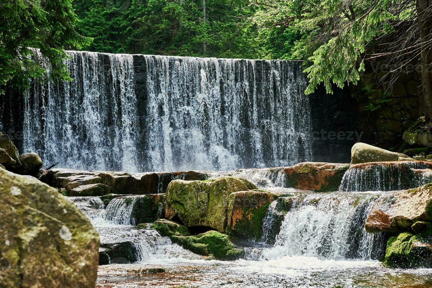 cascata su lomnica fiume nel karpacz, Polonia foto