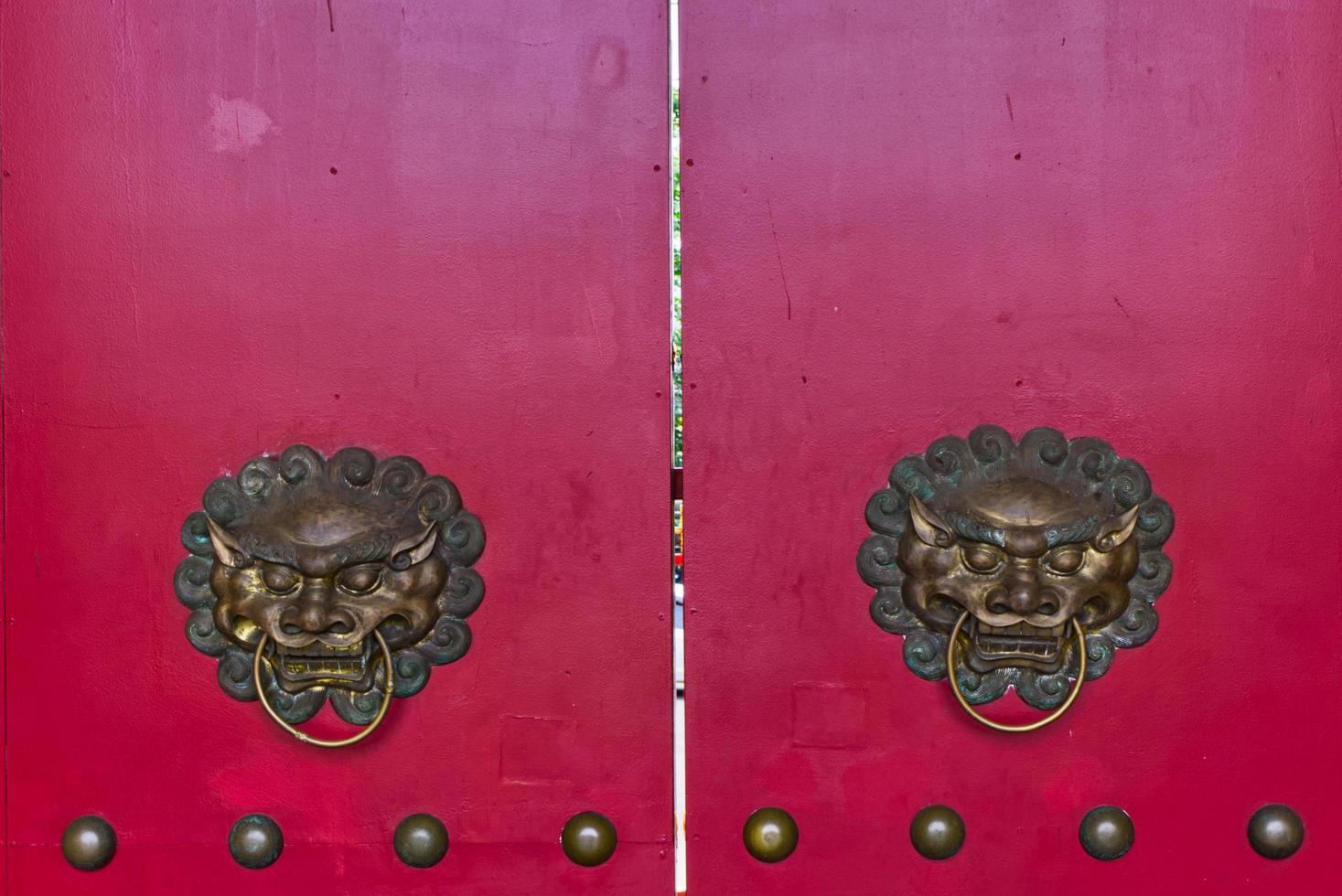 porta rossa con battenti in ottone foto