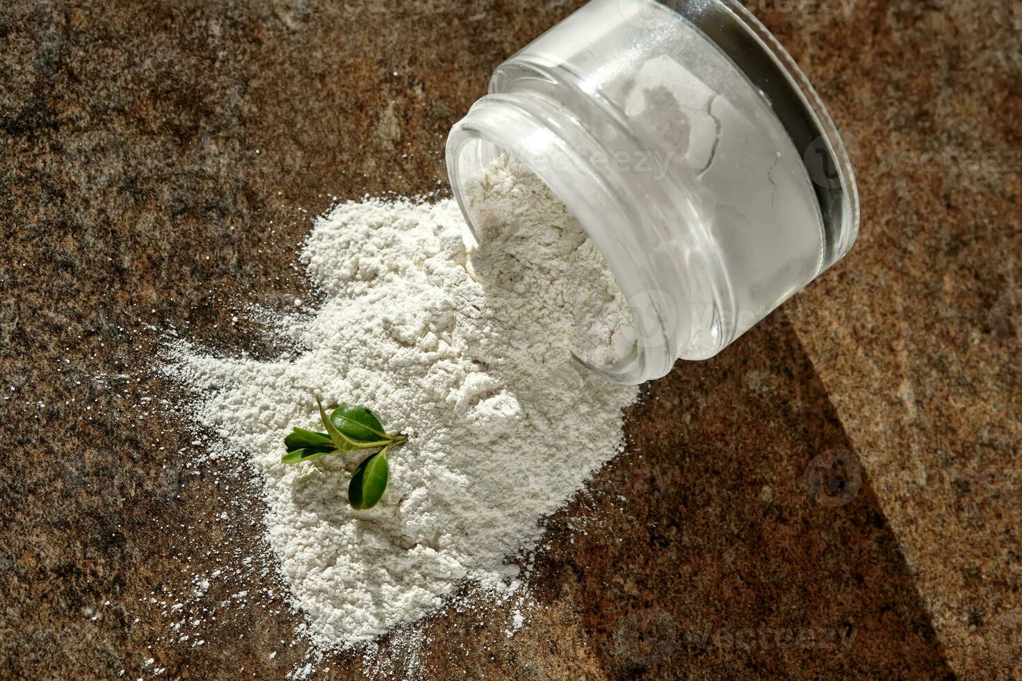 un Aperto vaso di facciale macchia polvere con un' verde rametto. foto