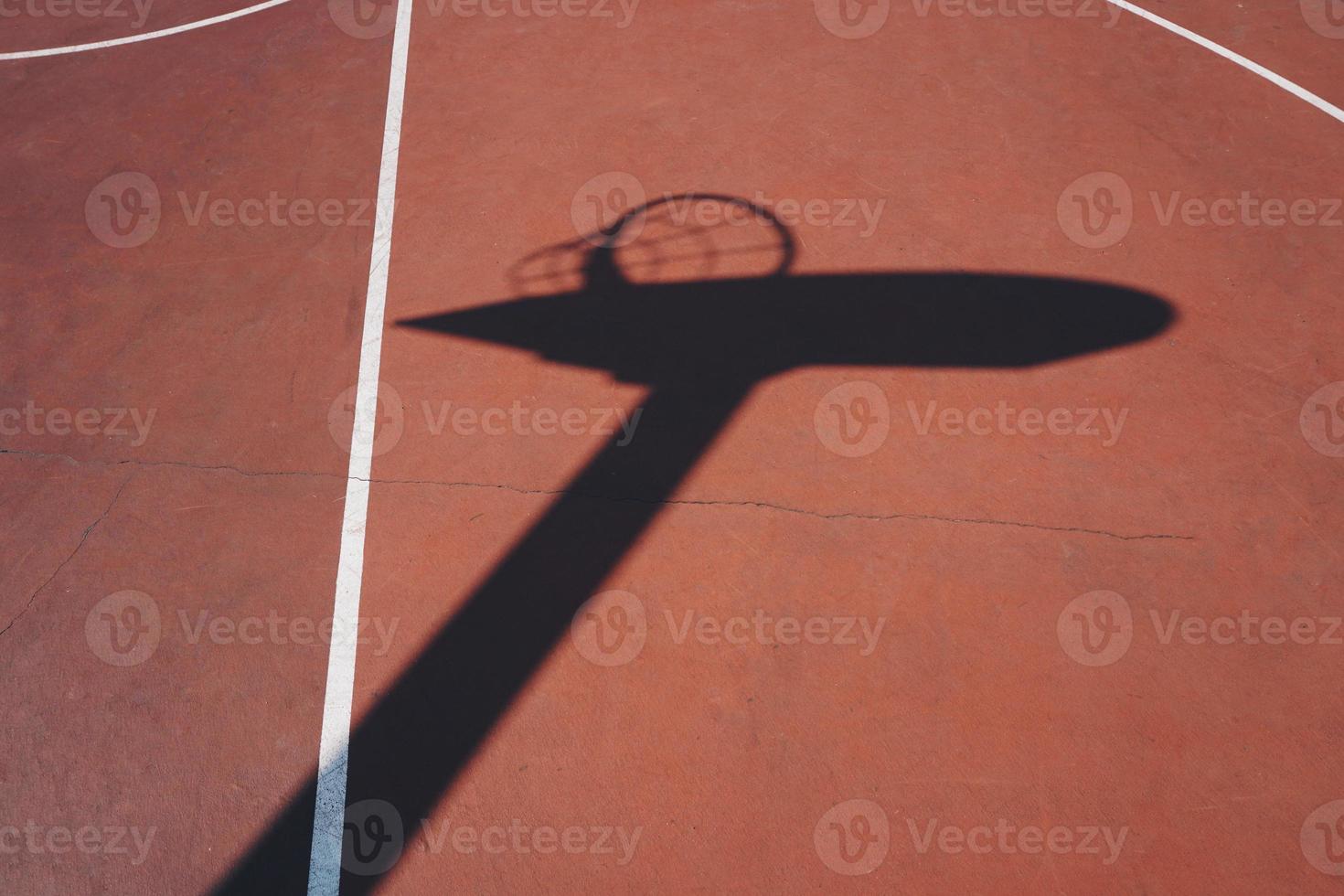 ombre del cerchio sul campo da basket di strada foto