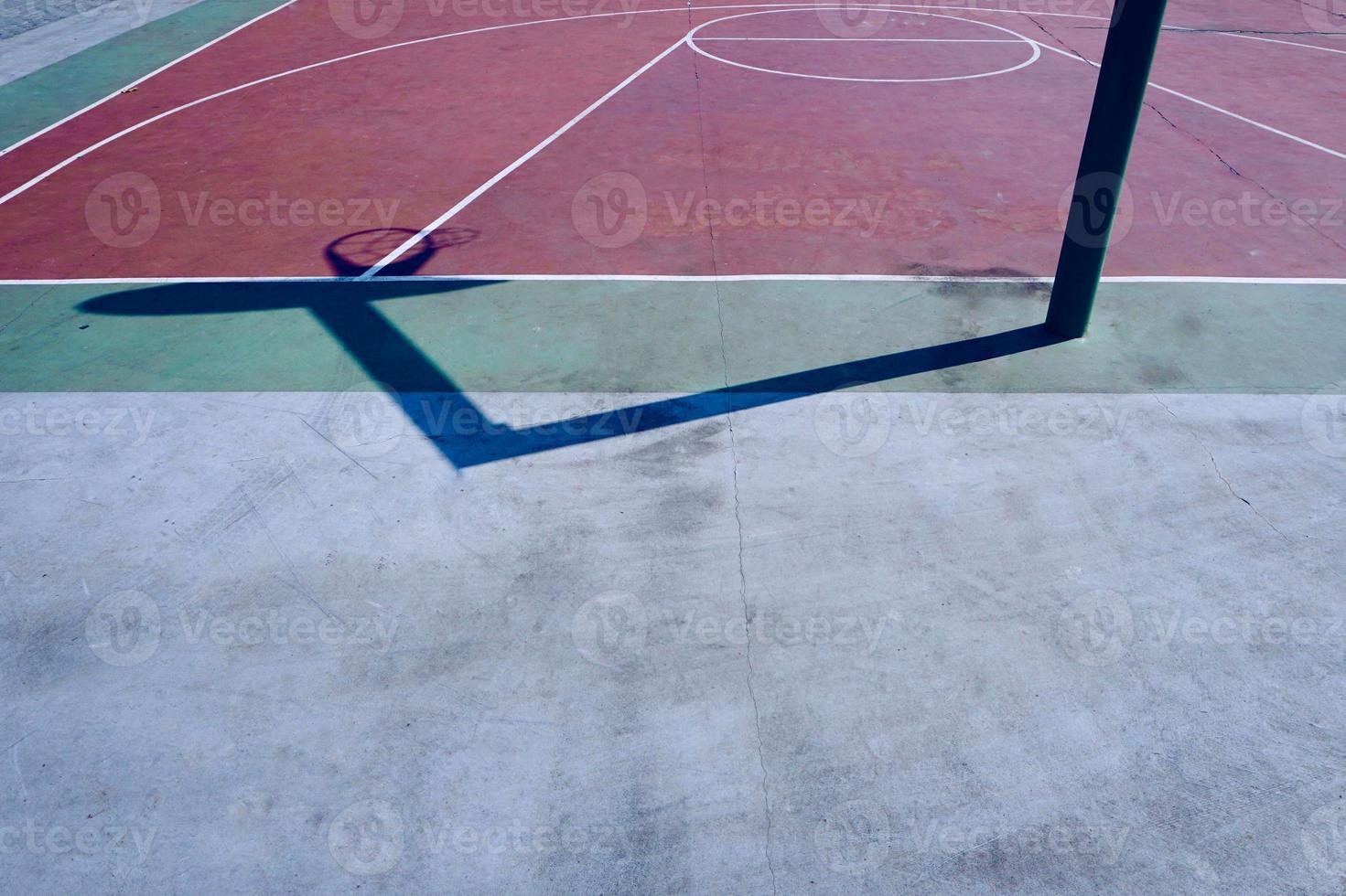 ombre del cerchio sul campo da basket di strada foto