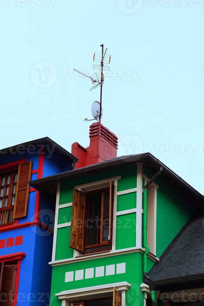 finestra sulla facciata verde della casa foto