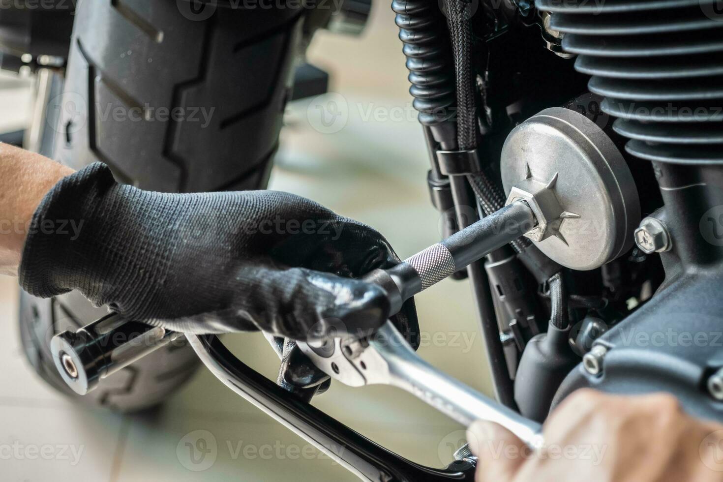 meccanico uso olio filtro chiave inglese rimozione attrezzo su motociclo a box auto ,concetto di motociclo Manutenzione e riparazione. selettivo messa a fuoco foto