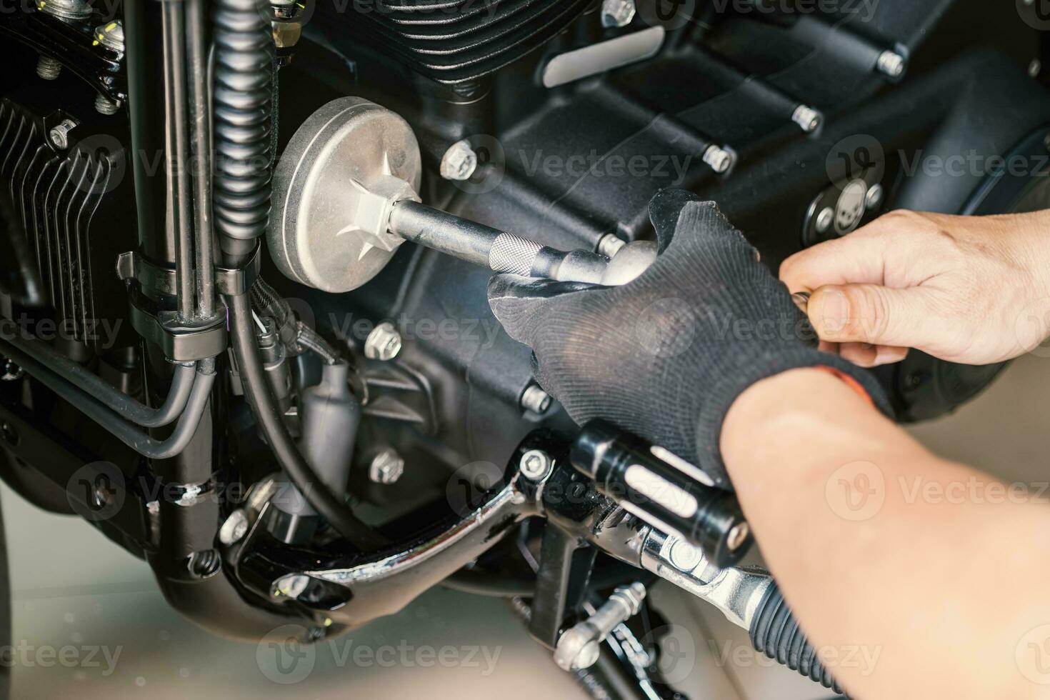 meccanico uso olio filtro chiave inglese rimozione attrezzo su motociclo a box auto ,concetto di motociclo Manutenzione e riparazione. selettivo messa a fuoco foto