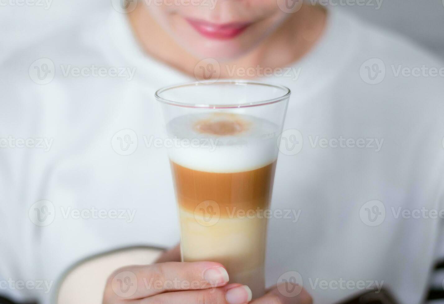 donna Tenere un' tazza caffè latte macchiato latte schiuma il caldo bevanda foto