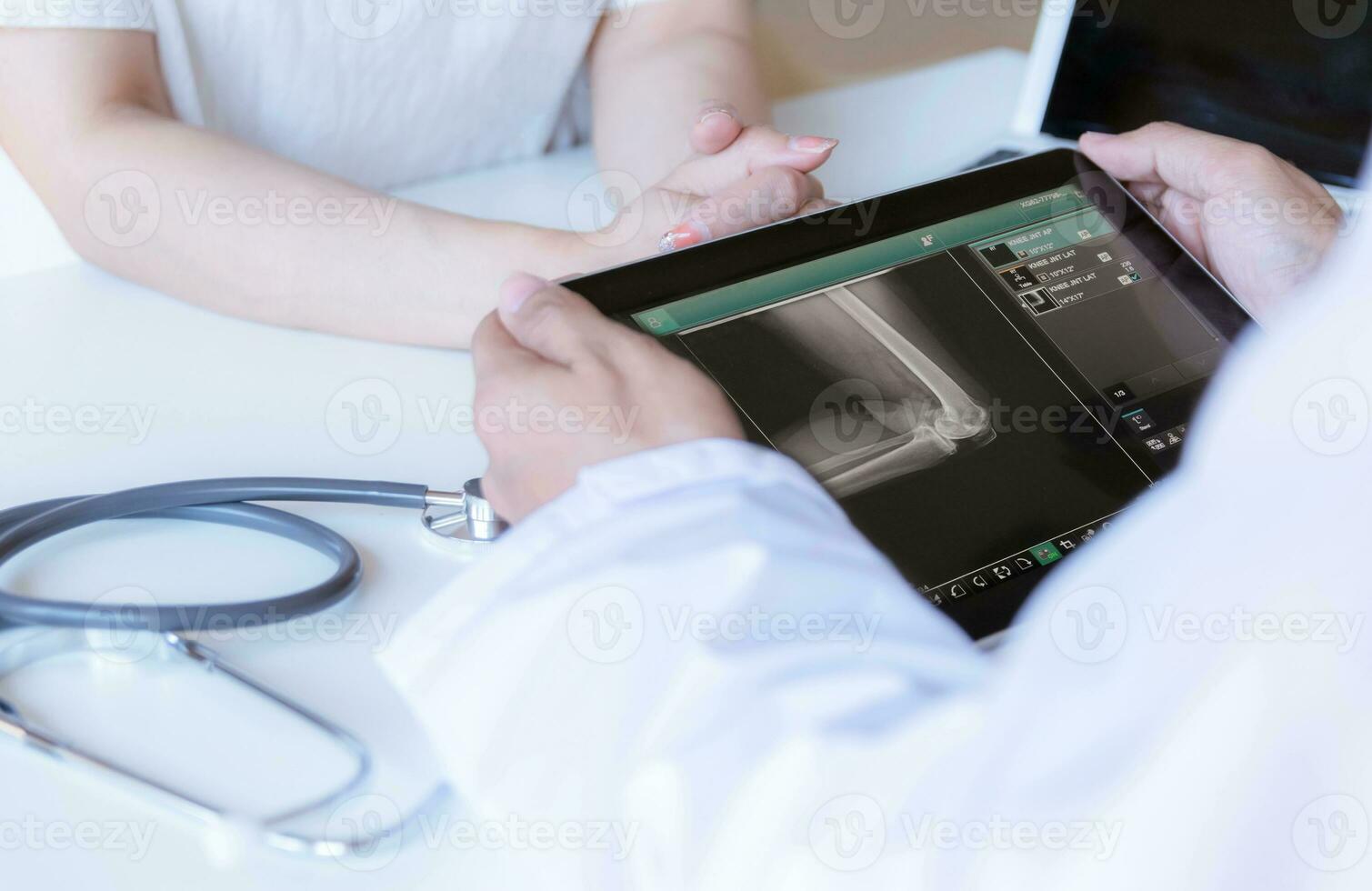 il medico esamina il ossatura e articolazioni il paziente foto