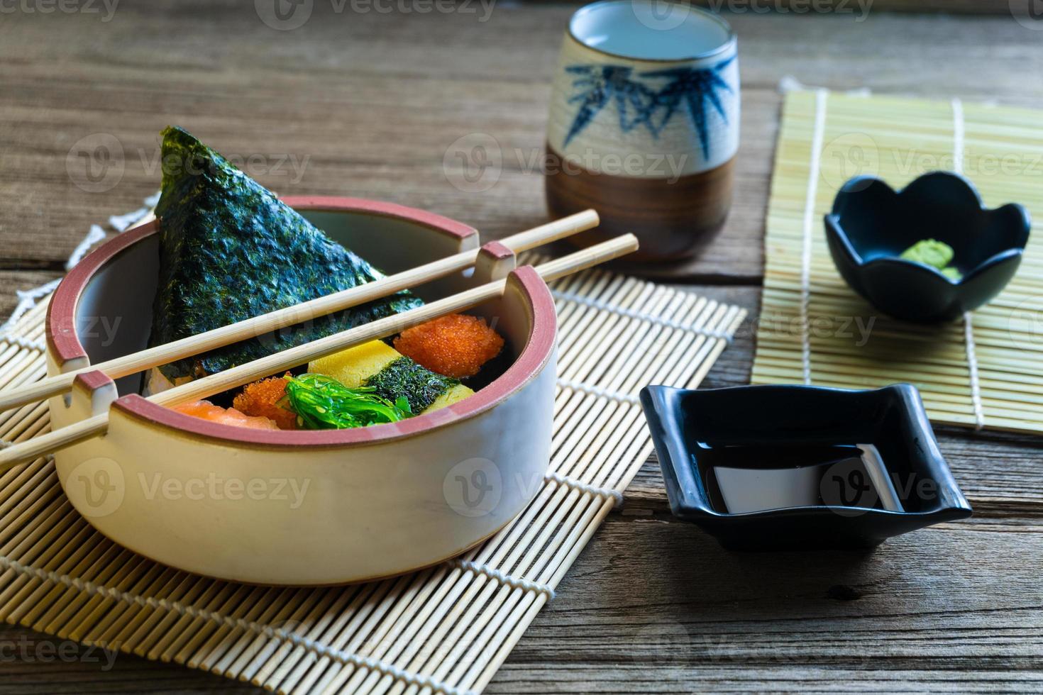 set di sushi servito sulla tavola di legno foto