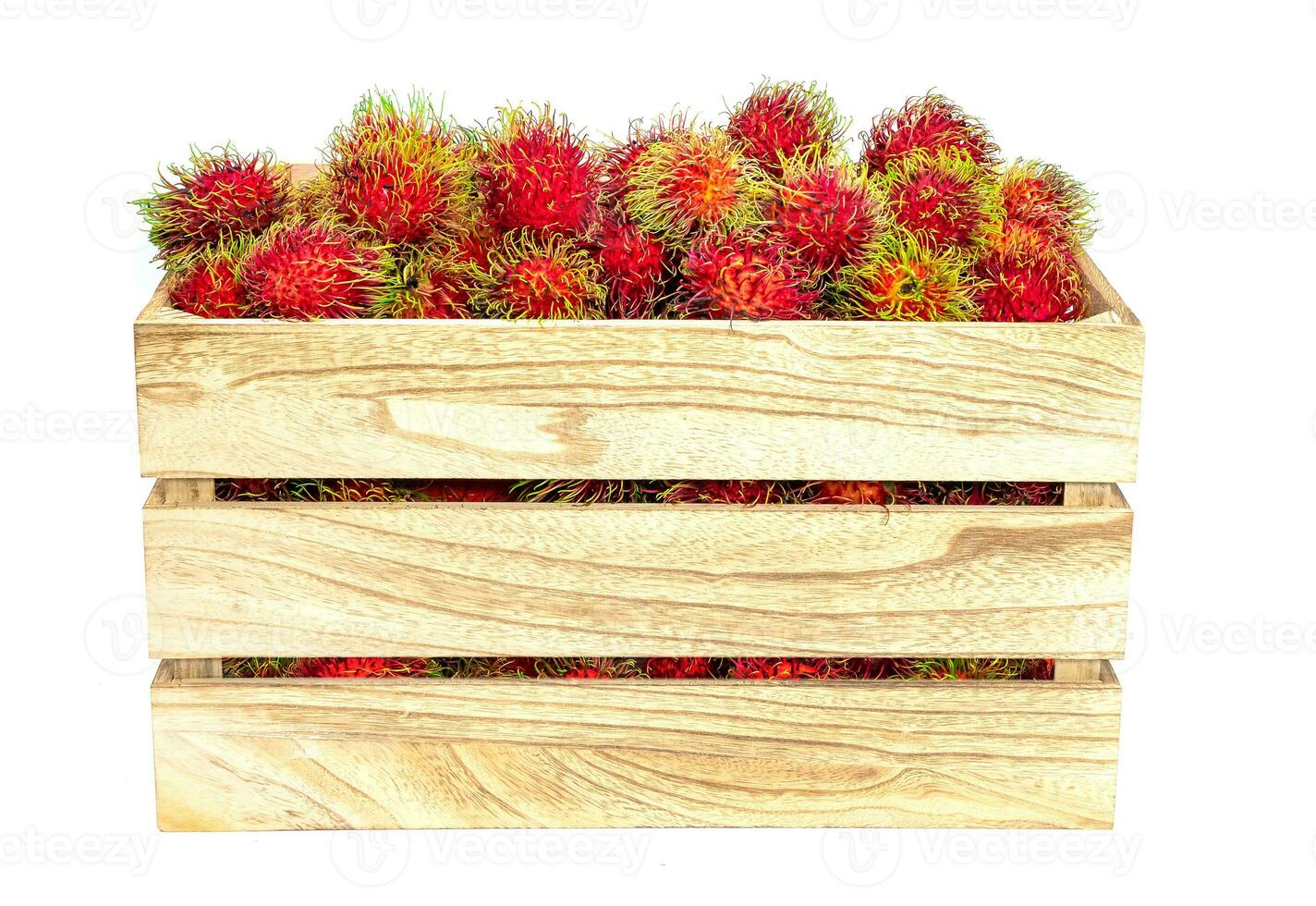 rambutan frutta nel di legno crateon bianca sfondo foto