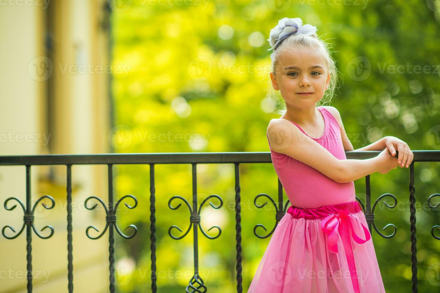 poco ragazza nel rosa vestito foto