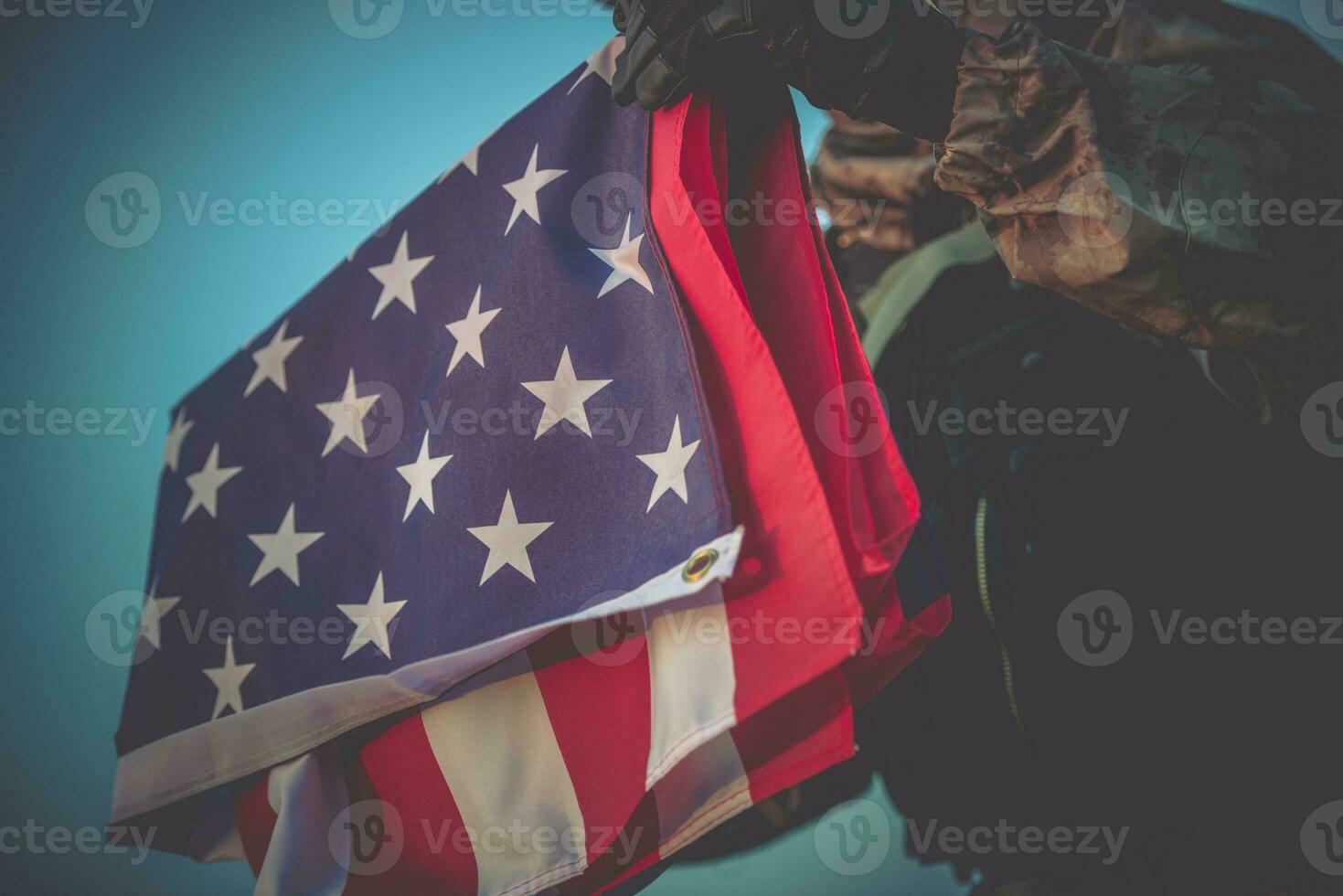 americano bandiera nel soldato mani foto