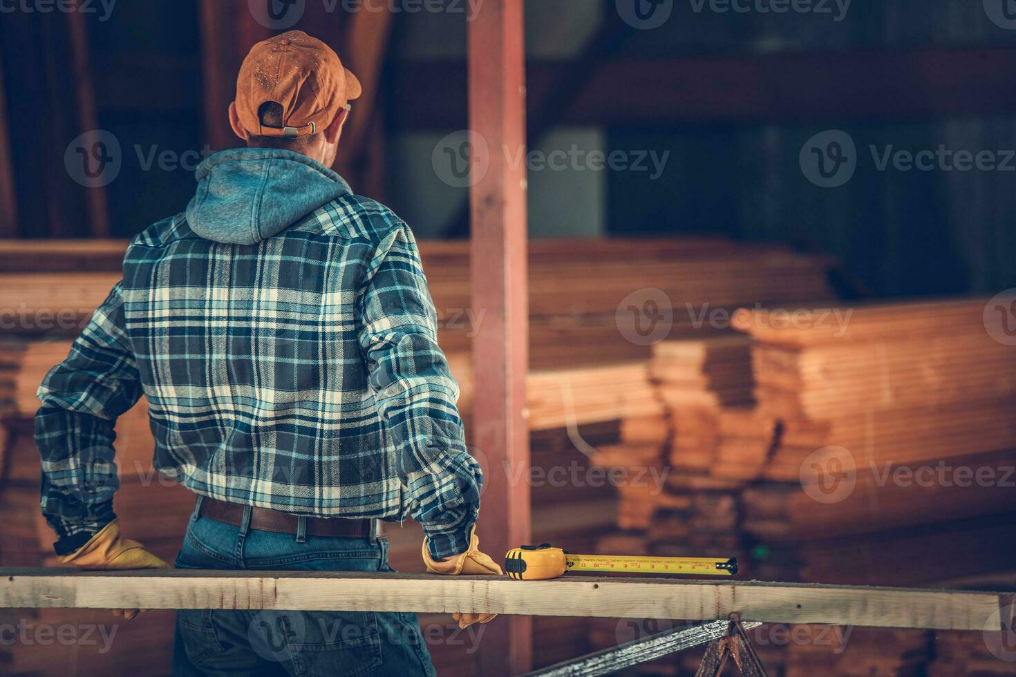 contraente falegname valutare a disposizione di legno Materiale nel magazzino. foto