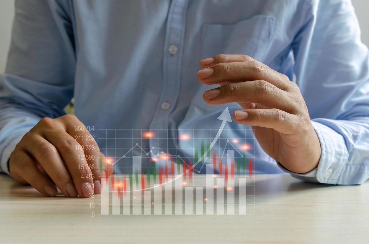 grafico finanziario aziendale davanti alle mani di un uomo foto