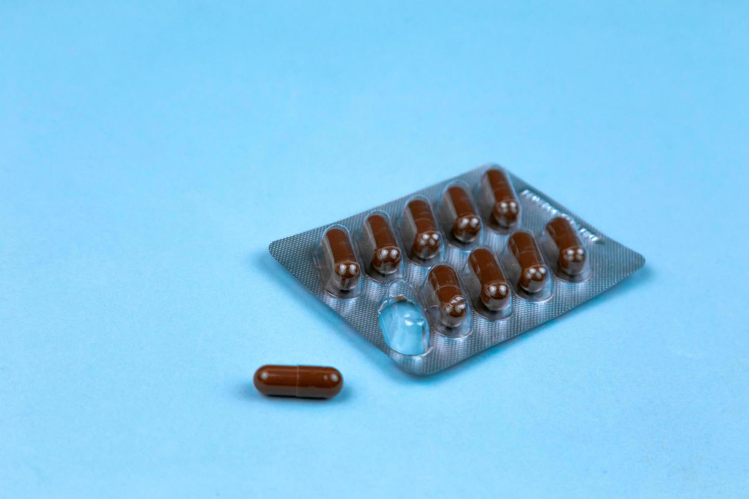 mucchio di pillole mediche pillole in confezione di plastica foto