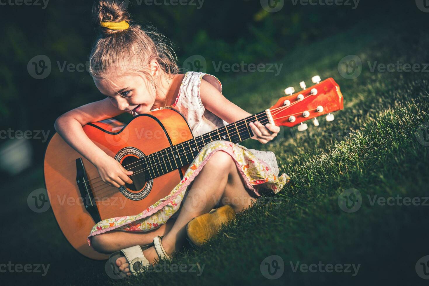 poco ragazza giocando chitarra foto