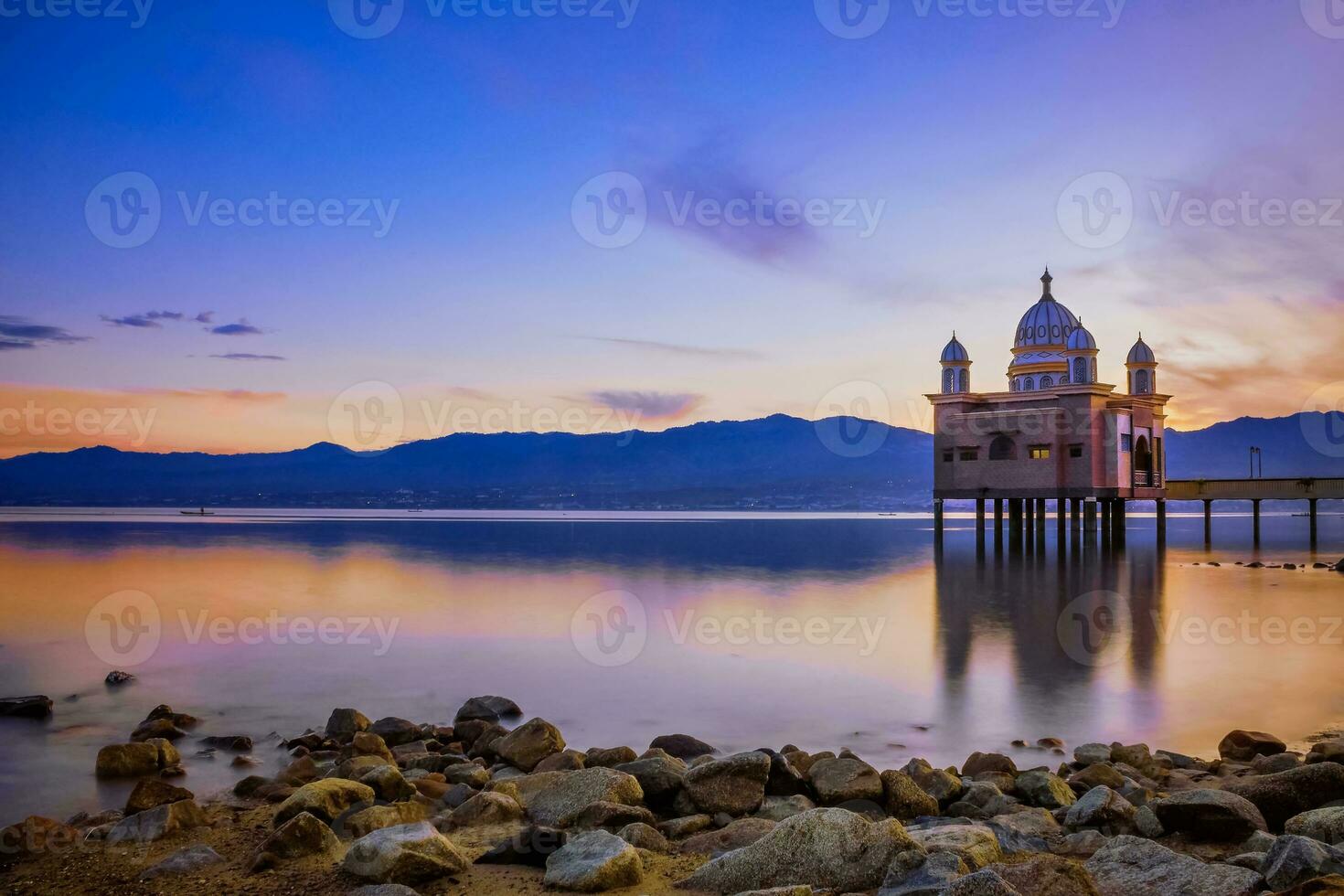 bellissimo moschea galleggiante su il spiaggia a Alba, palu città, centrale sulawesi, Indonesia foto