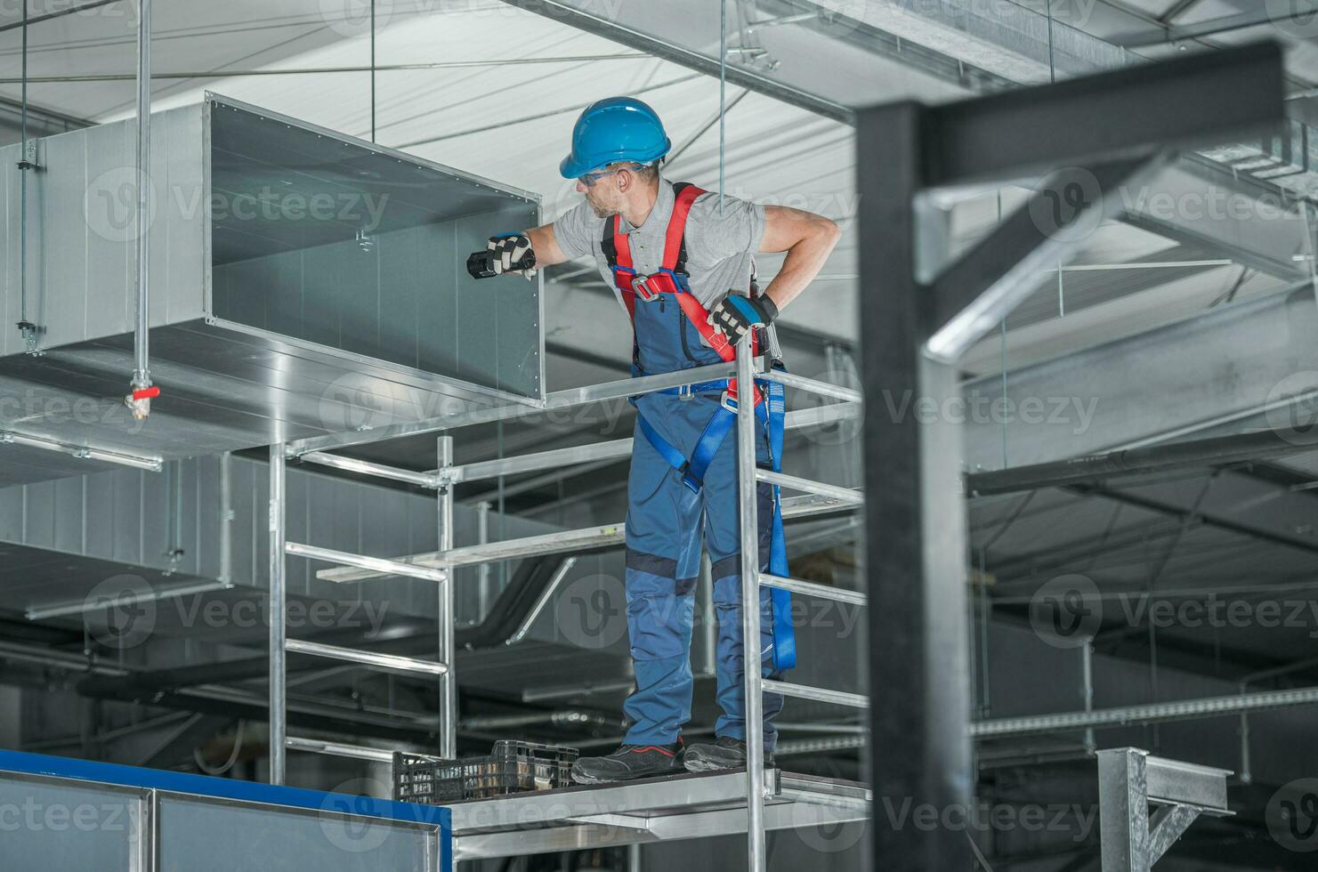 HVAC lavoratore guardare dentro aria condotto foto