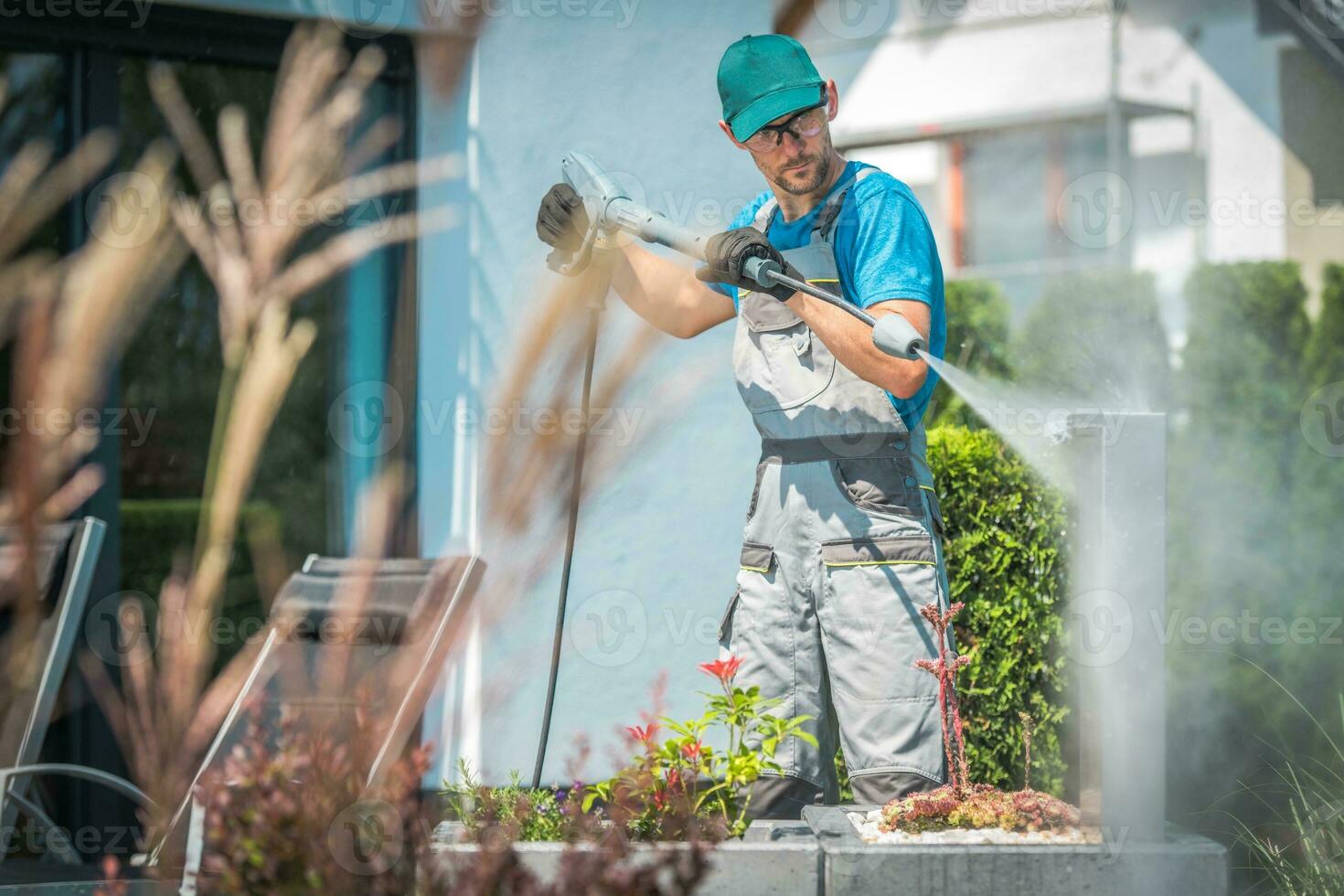 pressione lavaggio nel giardino foto