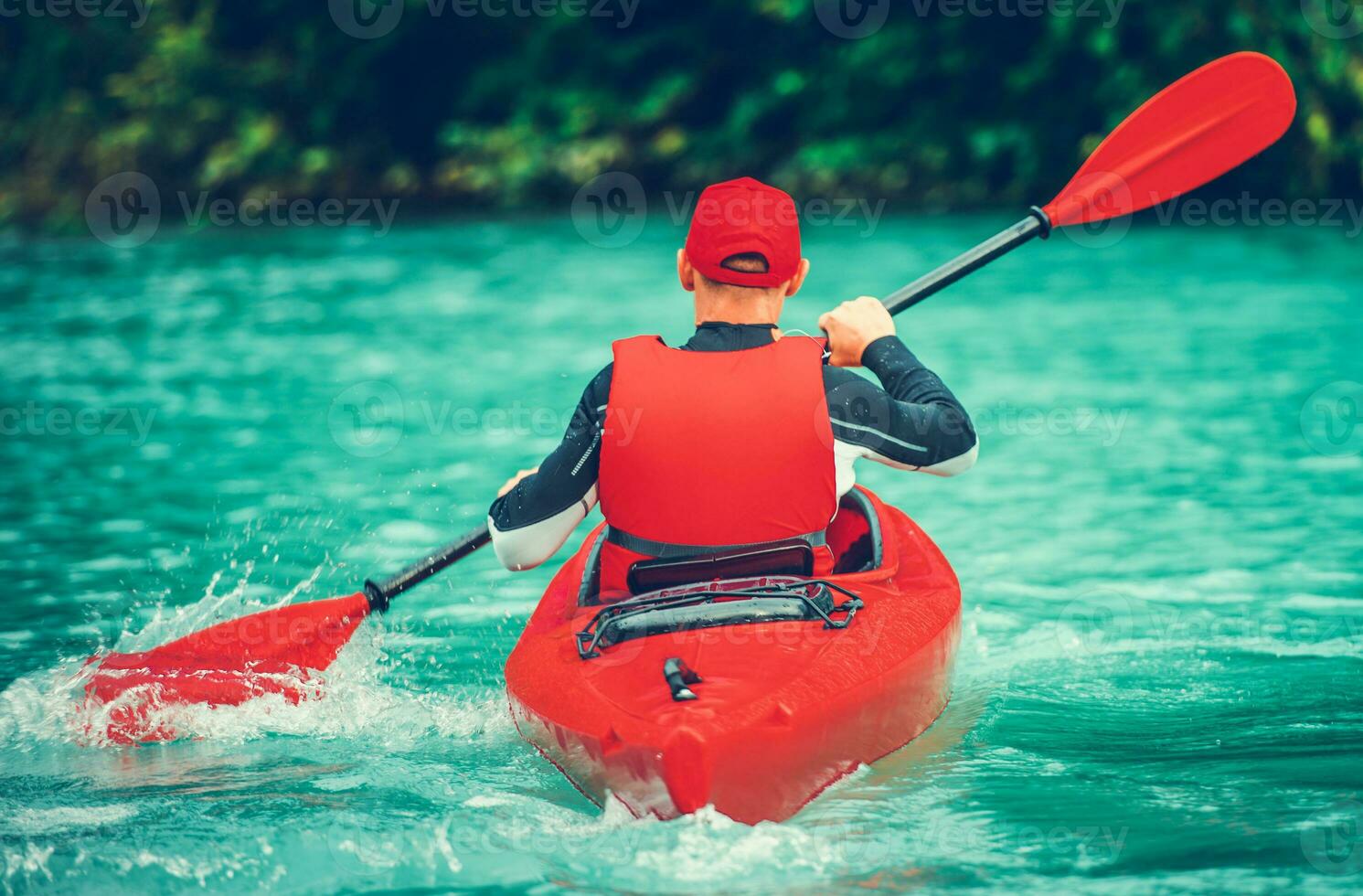 kayaker su il panoramico lago viaggio foto